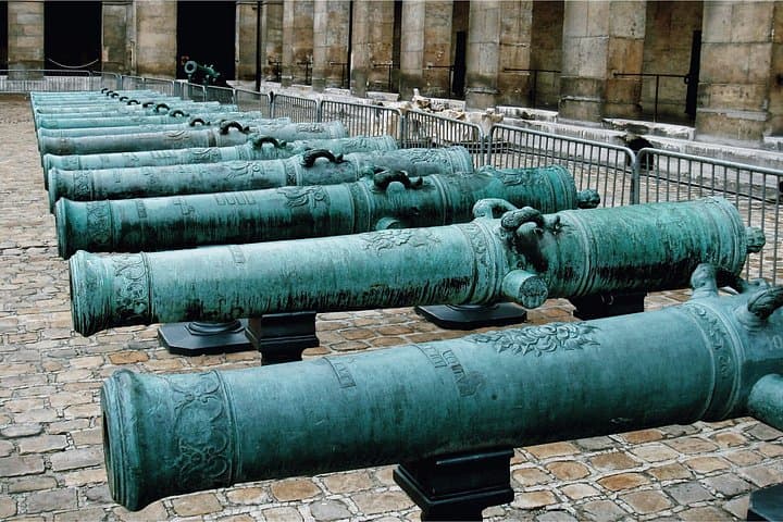 Skip the line Les Invalides World War Museum Guided Tour 8ppl Max — photo 1