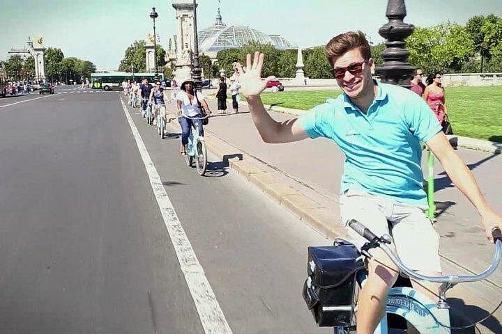 Paris Highlights Bike Tour: Eiffel Tower, Louvre and Notre-Dame — photo 3