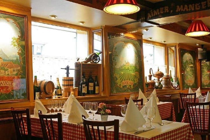 Private Tour: Montmartre Walking Tour, Dinner and Au Lapin Agile Cabaret — photo 5
