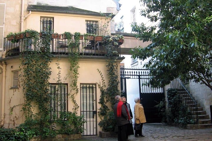 Chic and Classic: Saint-Germain-des-Prés Lifestyle Walking Tour — photo 4