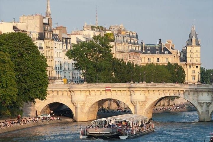 Notre Dame & Ile de la Cité Private 2-Hour Walking Tour in Paris — photo 3