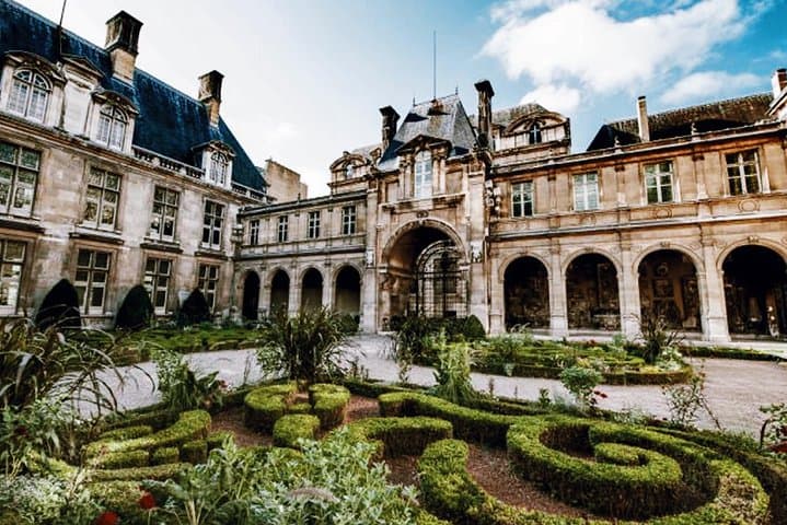 Marais District and Jewish Quarter Exclusive Guided Walking Tour — photo 2