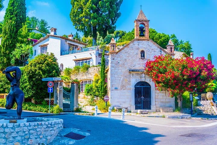 World capital of perfume and medieval villages of the Pre-Alps