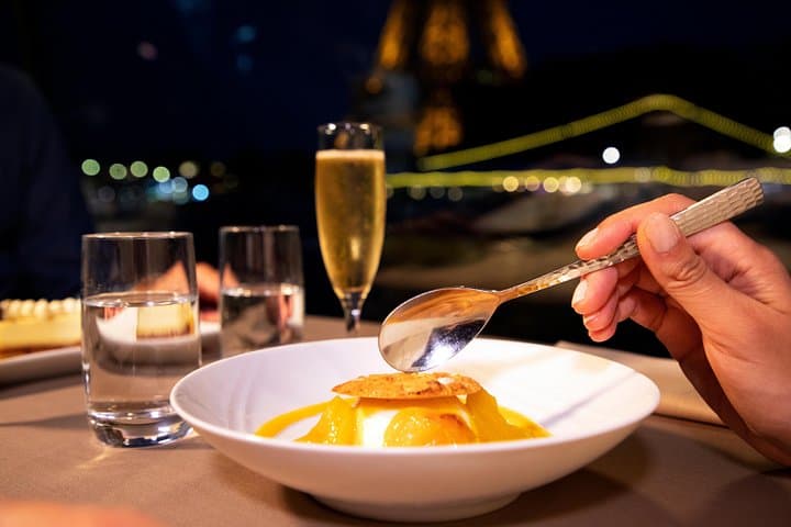 Seine River Christmas Cruise Lunch or Dinner by Bateaux Parisiens — photo 4