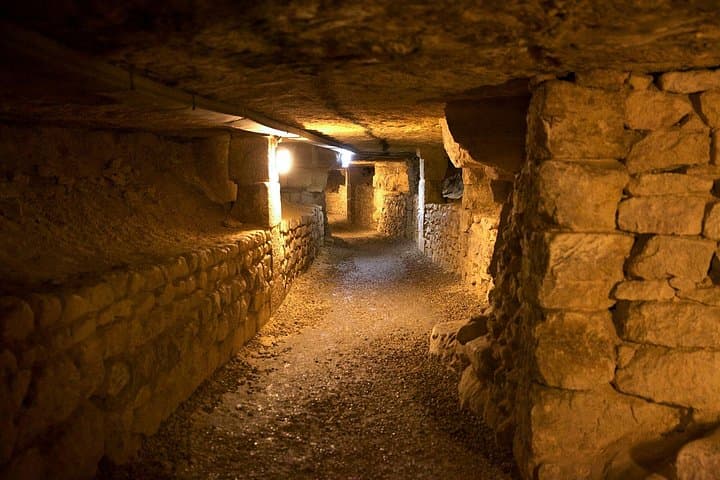 Paris Catacombs Guided Tour with Exclusive Access to Secret Areas — photo 3
