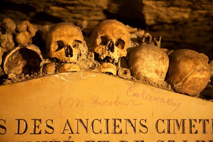 Paris Catacombs Guided Tour with Exclusive Access to Secret Areas — photo 11