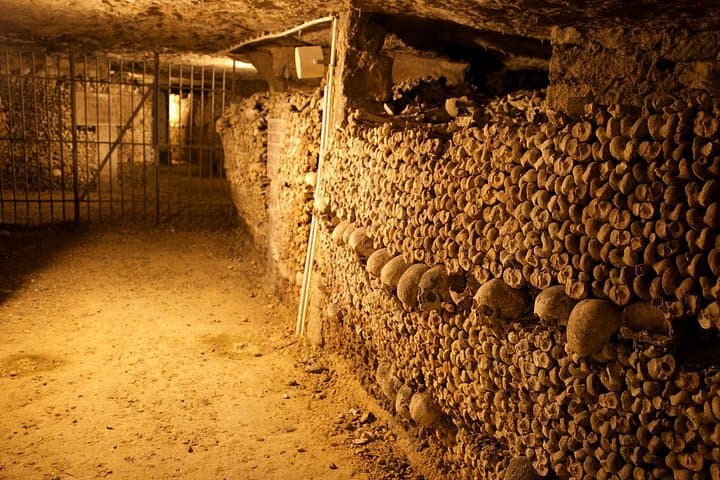 Paris Catacombs Guided Tour with Exclusive Access to Secret Areas — photo 14