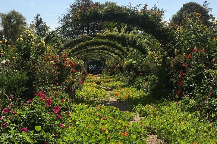 Giverny Monet's House & Versailles Palace Private Day Trip from Paris — photo 10