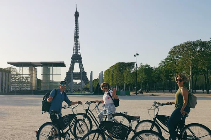Paris Evening City of Lights Small Group Bike Tour & Boat Cruise — photo 10