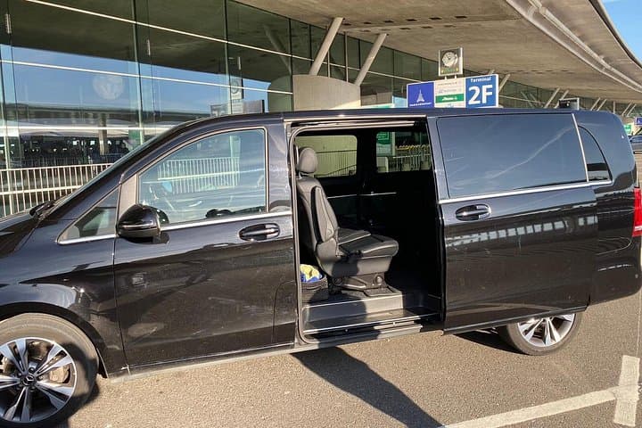 Paris Airport Transfers - Private Van — photo 1