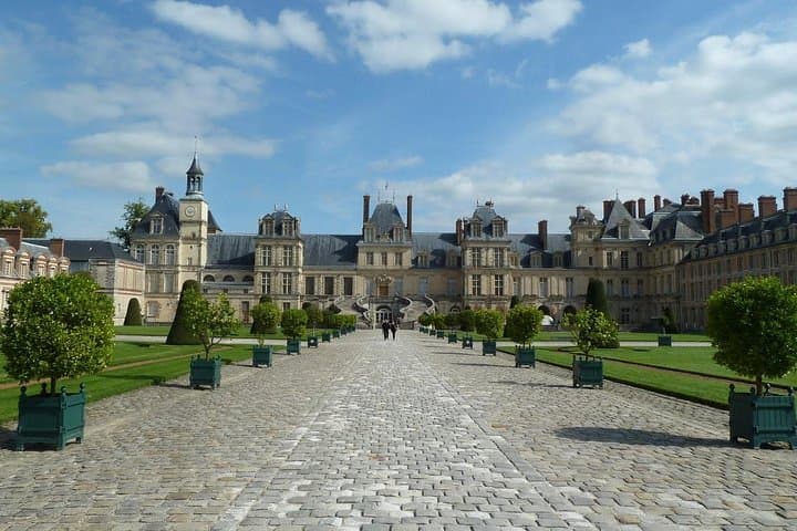 Round transfer to Fontainebleau and Vaux le Vicomte from Paris — photo 1