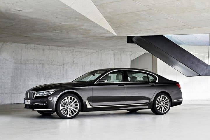 Bordeaux to Airport Private Transfer in Premium Class