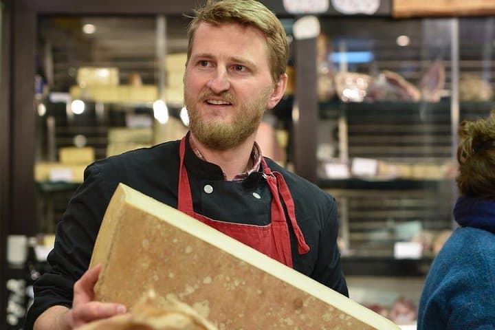 Paris Art of Pairing Cheese and Wine Tasting in a Cheese Cellar — photo 4