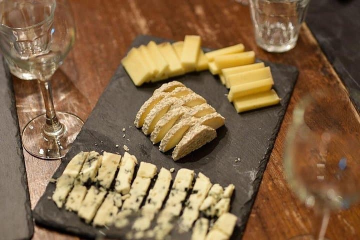 Paris Art of Pairing Cheese and Wine Tasting in a Cheese Cellar — photo 5