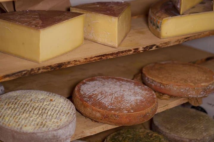 Paris Art of Pairing Cheese and Wine Tasting in a Cheese Cellar — photo 1