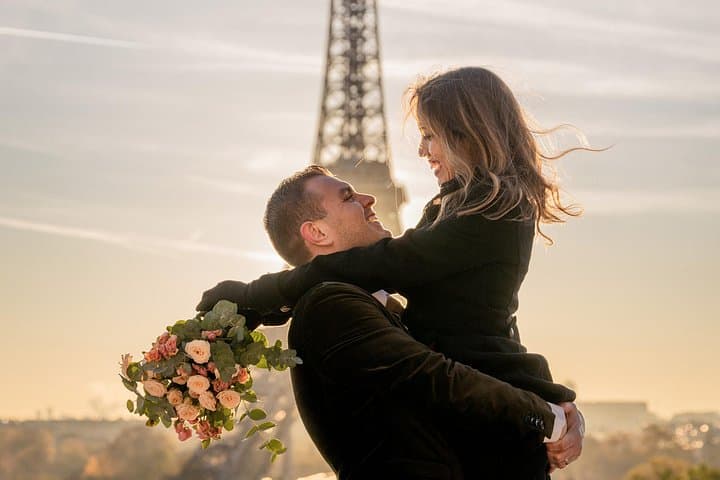 Private Guided Professional Photoshoot by the Eiffel Tower — photo 2
