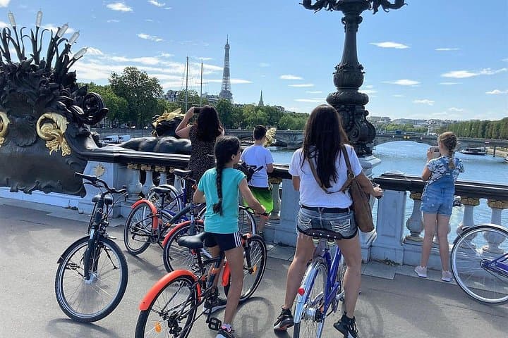 Bike Paris treasures with a live guide - Families & Friends — photo 2