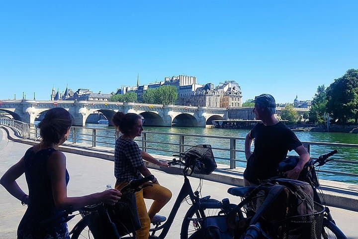 Bike Paris treasures with a live guide - Families & Friends — photo 7