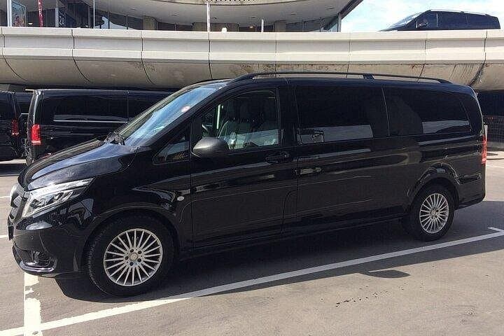 Paris to Moulin Rouge:Private Round-Trip Transfer from Your Hotel — photo 5