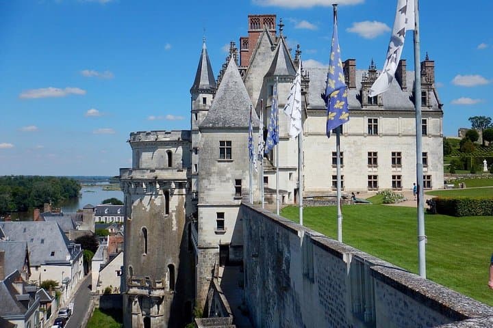 Private 3 Loire Castles Live Guided with Wine tasting from Paris — photo 1