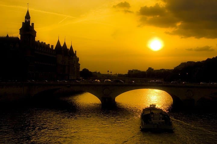 Dark Heart of Paris: History, Legends & Mysteries Walking Tour — photo 7