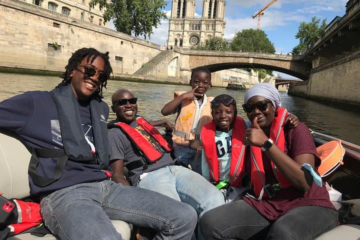 Top Private Cruises in Paris with French Champagne and surprises — photo 20
