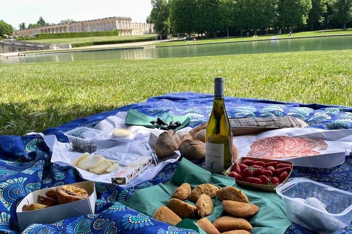 Versailles Full-Day Electric Bike Tour : Market, Picnic & Palace — photo 11