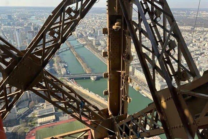 Paris: Eiffel Tower Summit Small-Group Guided Tour Max 6 People — photo 2