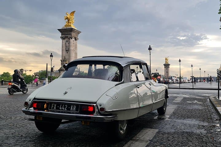 Vintage Car Paris Tour Citroën DS with open roof Paris City Tour — photo 1