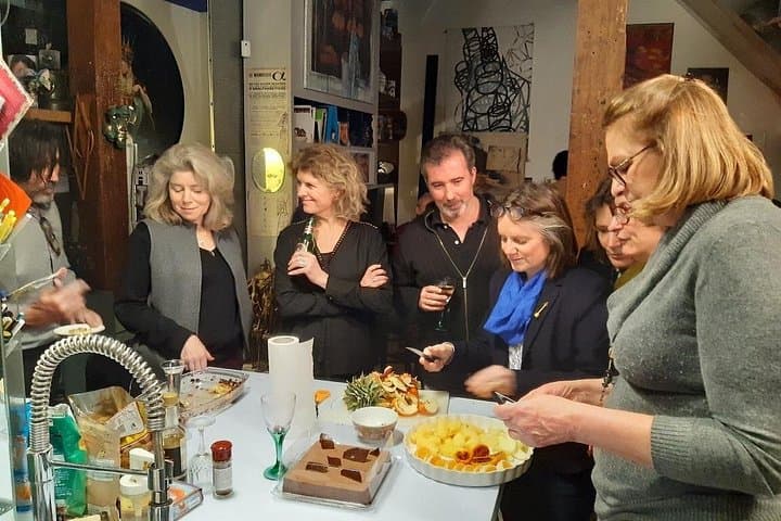 Dinner in a Bohemian Artist Apartment in Central Paris — photo 6