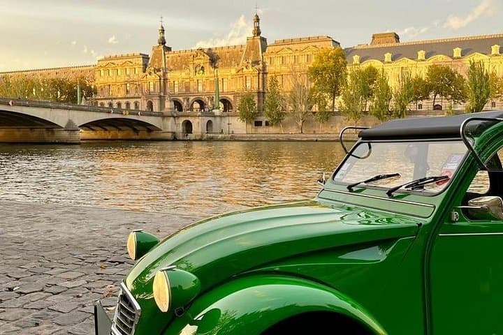 Private tour Paris Little-known places 2 hours in Citroën 2CV — photo 1