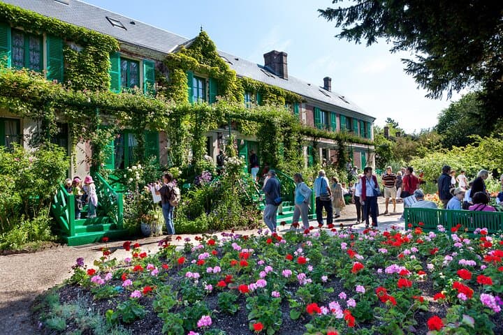 Giverny Monet’s Home and Gardens Half Day Tour from Paris — photo 1
