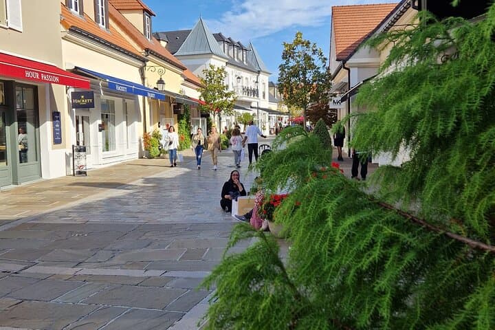 Round Transfer from Paris to La Vallee Village for 1-3 persons — photo 3