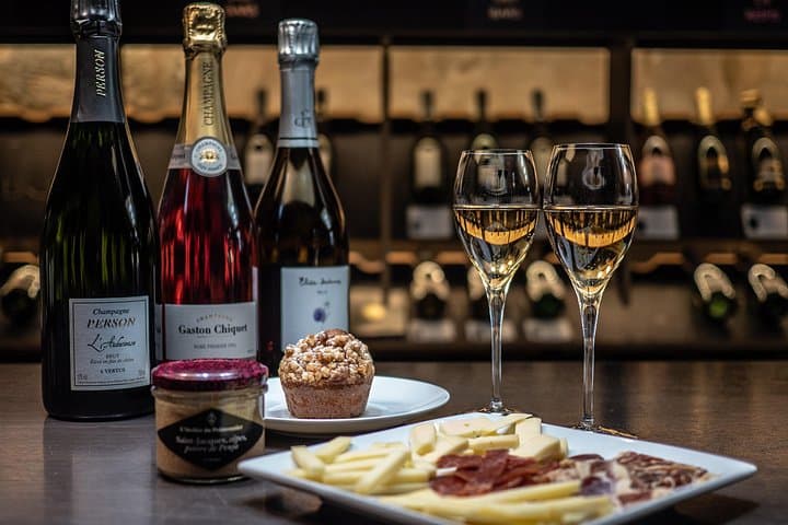 Bubbles and Bites: Viator's Perfect Champagne Pairing Formula — photo 1
