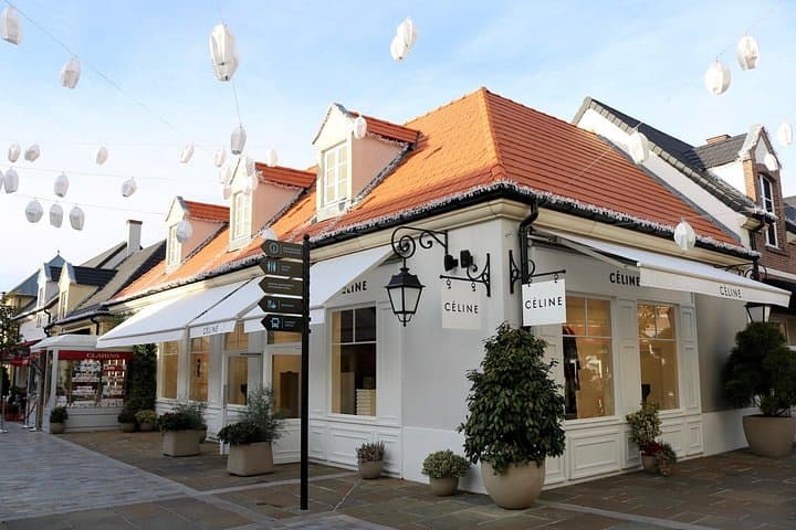 Private Shopping Tour from Paris hotels to La Vallee Village — photo 1