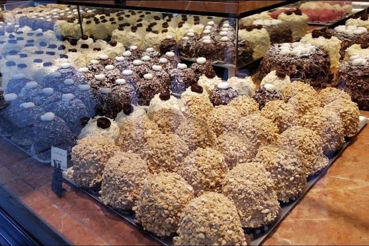 Sweet walking food tour in Paris with local guide — photo 18