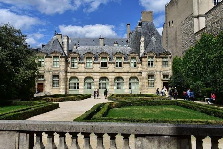 Paris Medieval Heart: Walking Tour in Ancient Marais — photo 4