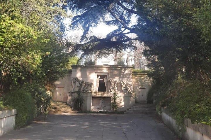 2.5 Hour Walking Tour of Père Lachaise Cemetery from Paris — photo 6
