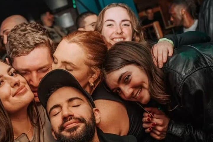 Paris: Social Pub Crawl – Come Alone, Leave With Friends — photo 6