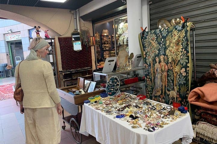 Paris: Saint Ouen Flea Market Guided Tour with Local Guide — photo 7
