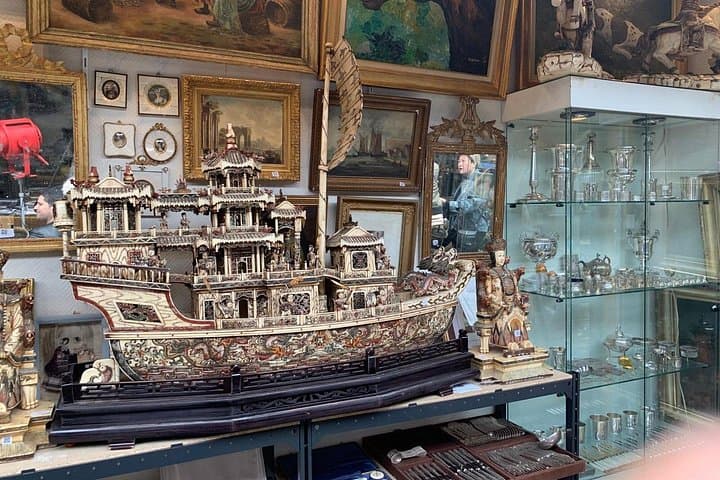Paris: Saint Ouen Flea Market Guided Tour with Local Guide — photo 11