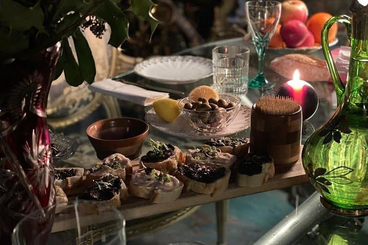 Dinner in a Bohemian Artist Apartment in Central Paris — photo 17