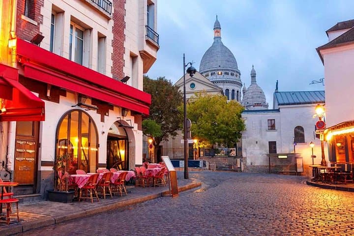 Paris: Montmartre Tour with Cabaret Show and Dinner SEMI PRIVATE — photo 1