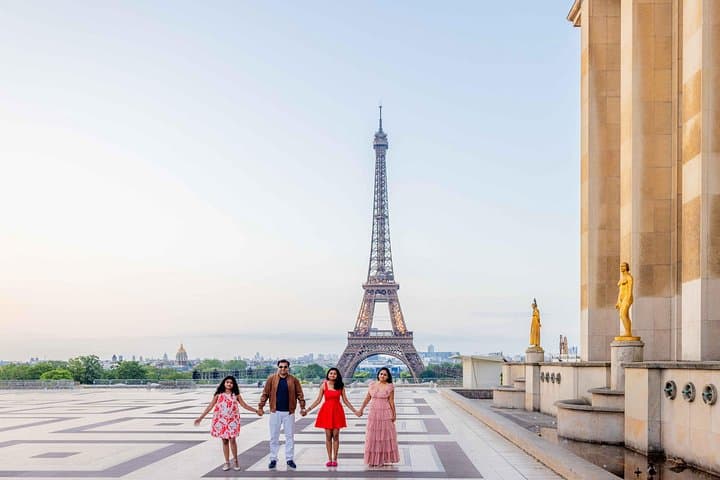 Private Guided Professional Photoshoot by the Eiffel Tower — photo 6