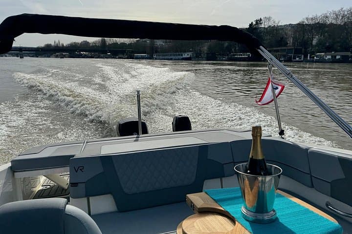 Private cruise on the Seine with Happy Cruise in Paris — photo 4