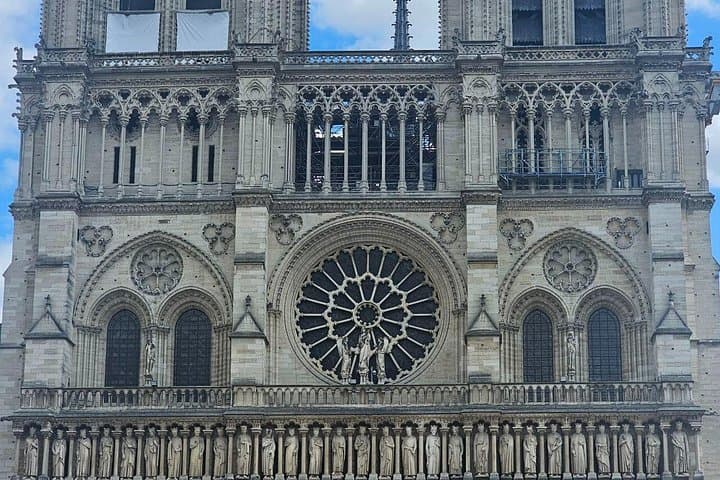 Notre Dame Outdoor Walking Tour and Entrance to Sainte Chapelle — photo 1