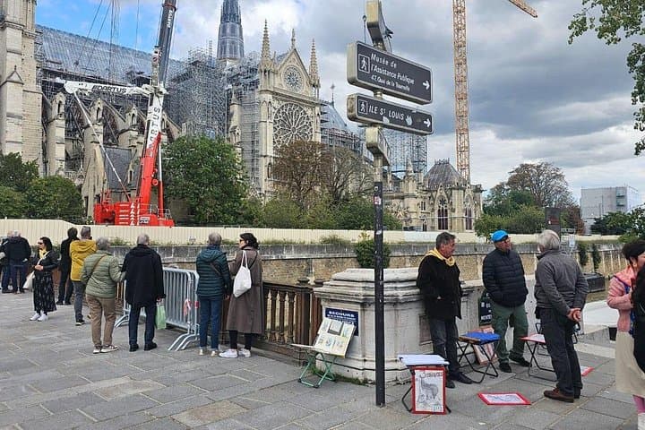 Notre Dame Outdoor Walking Tour and Entrance to Sainte Chapelle — photo 14
