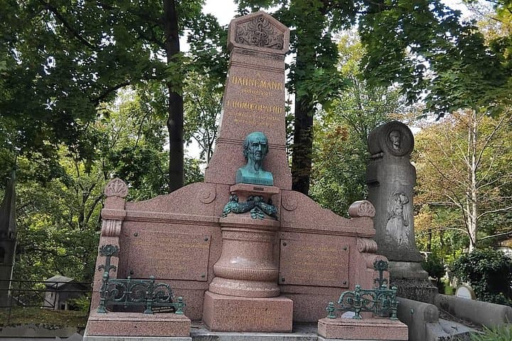 2.5 Hour Walking Tour of Père Lachaise Cemetery from Paris — photo 10