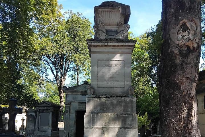 2.5 Hour Walking Tour of Père Lachaise Cemetery from Paris — photo 12