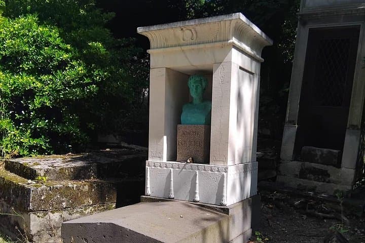2.5 Hour Walking Tour of Père Lachaise Cemetery from Paris — photo 13